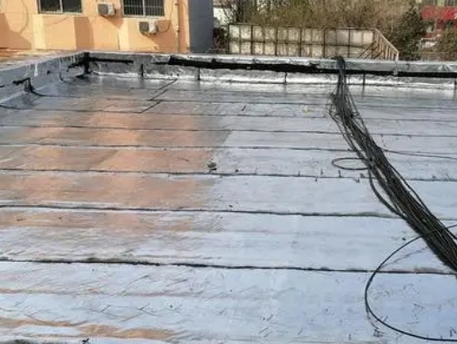 崇左卫生间漏水维修公司分享下崇左屋面楼顶防水刚性防水层施工要点。